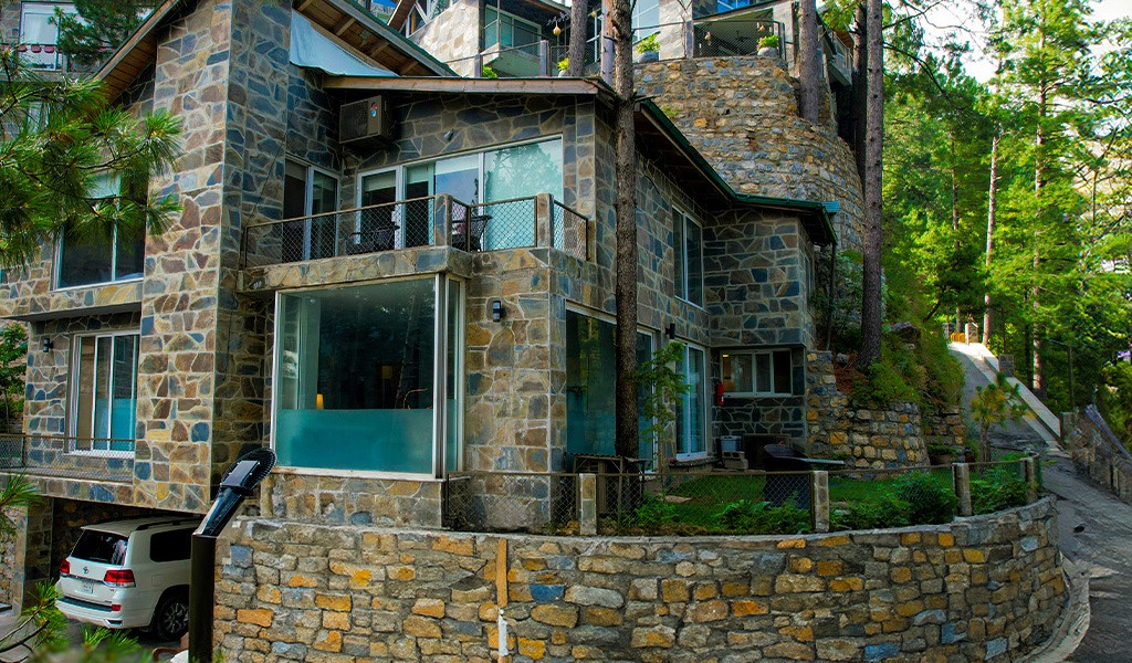Luxury homes in Changla Gali Pakistan surrounded by pine forest at 6800 feet elevation